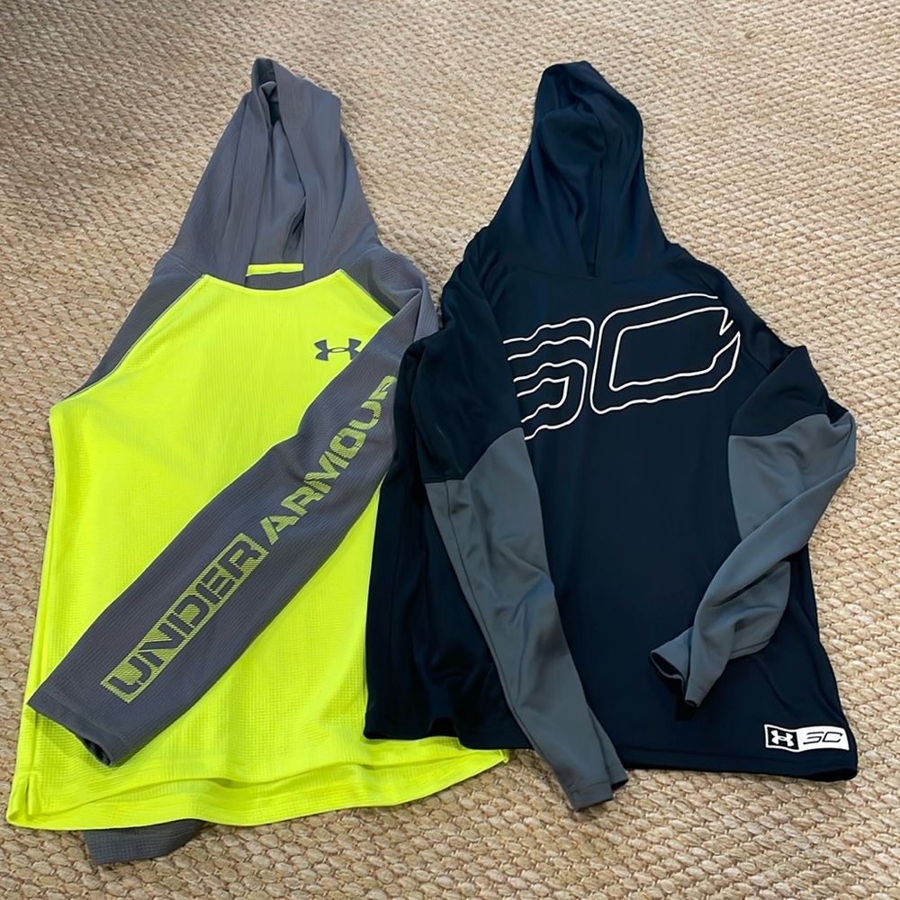 Lot of 2 long-sleeved hooded Under Armour shirts